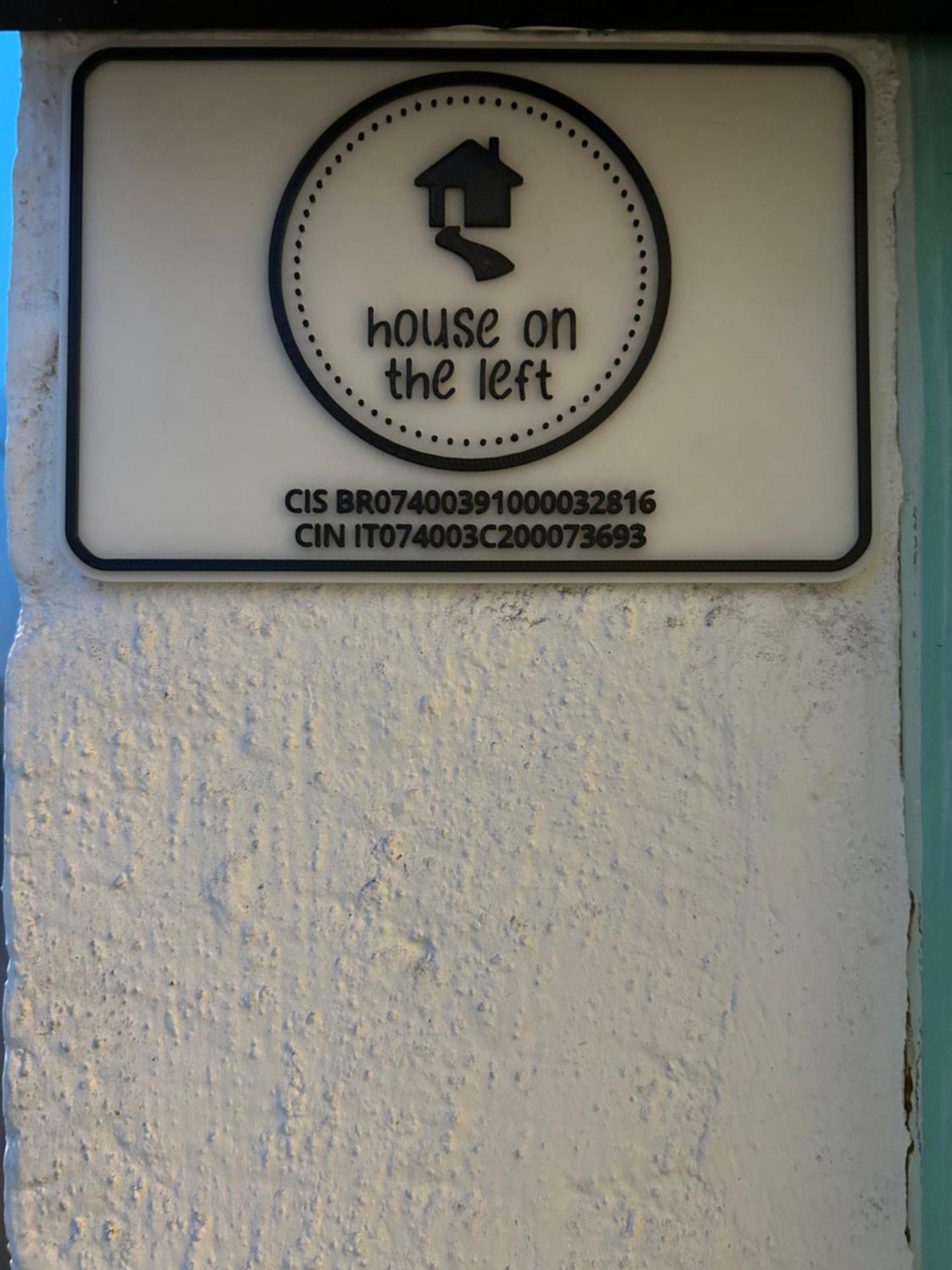 Casa Vacanze “House On The Left” Ceglie Messapica Exteriör bild